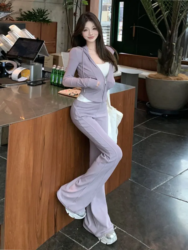 

Комплект спортивной одежды в стиле кэжуал: брюки с микро-клешем и толстовка с капюшоном. Удобный хлопковый костюм-двойка для женщин, свободный крой.