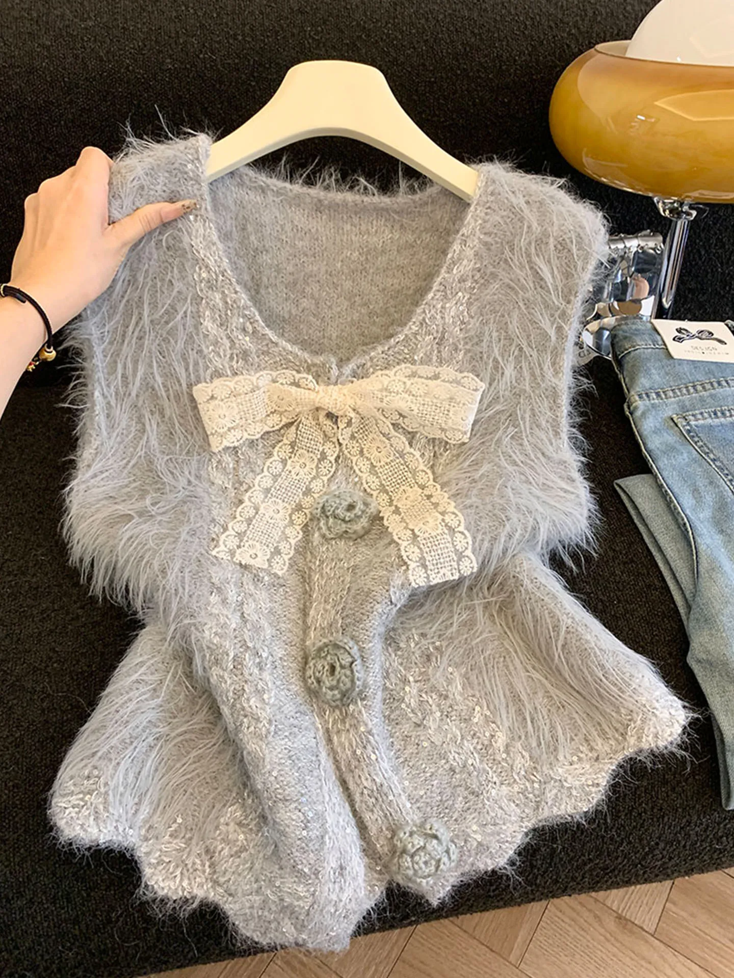 

Рекомендованный Эмили Клуд: Теплый и мягкий женский вязаный кардиган-жилет с 3D цветочным узором, круглым вырезом и пуговицами