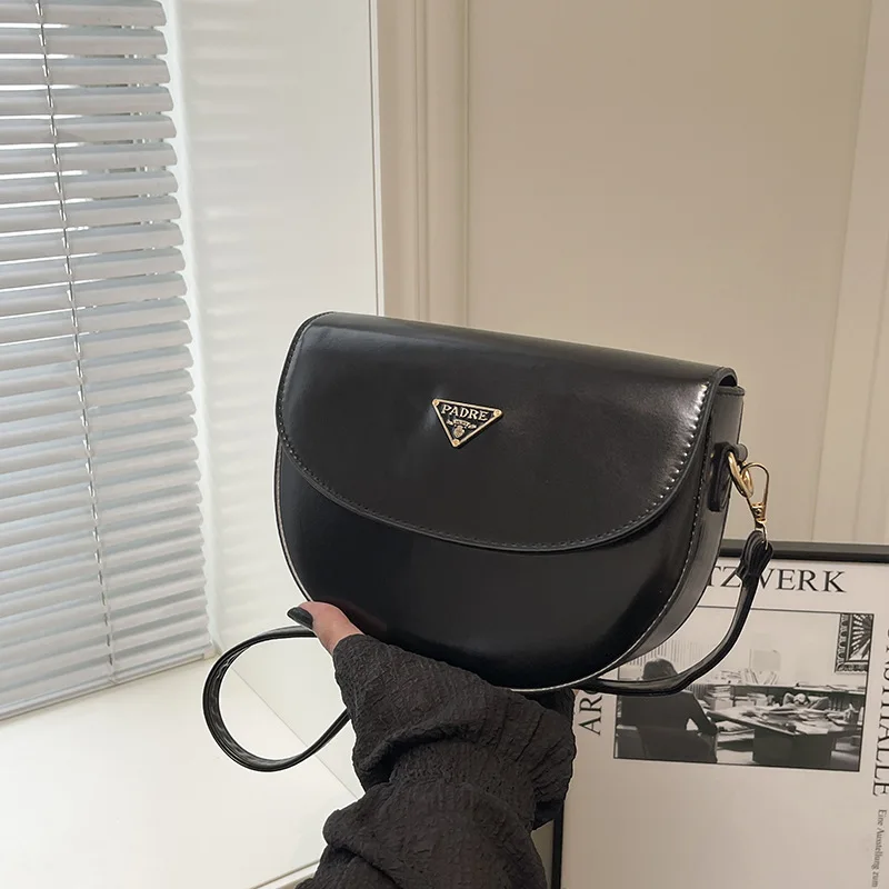 

2025 Европейская и американская модная седельная сумка, большая вместительная сумка на плечо, универсальный кошелек под мышками, модная дизайнерская сумка