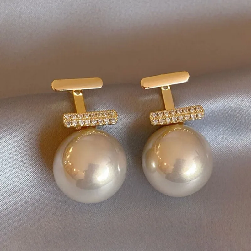 

SEREIN Vintage Temperament Pearl Earrings Women Light Luxury Stud Senior Sense Earrings Fashion Jewelry for Girls