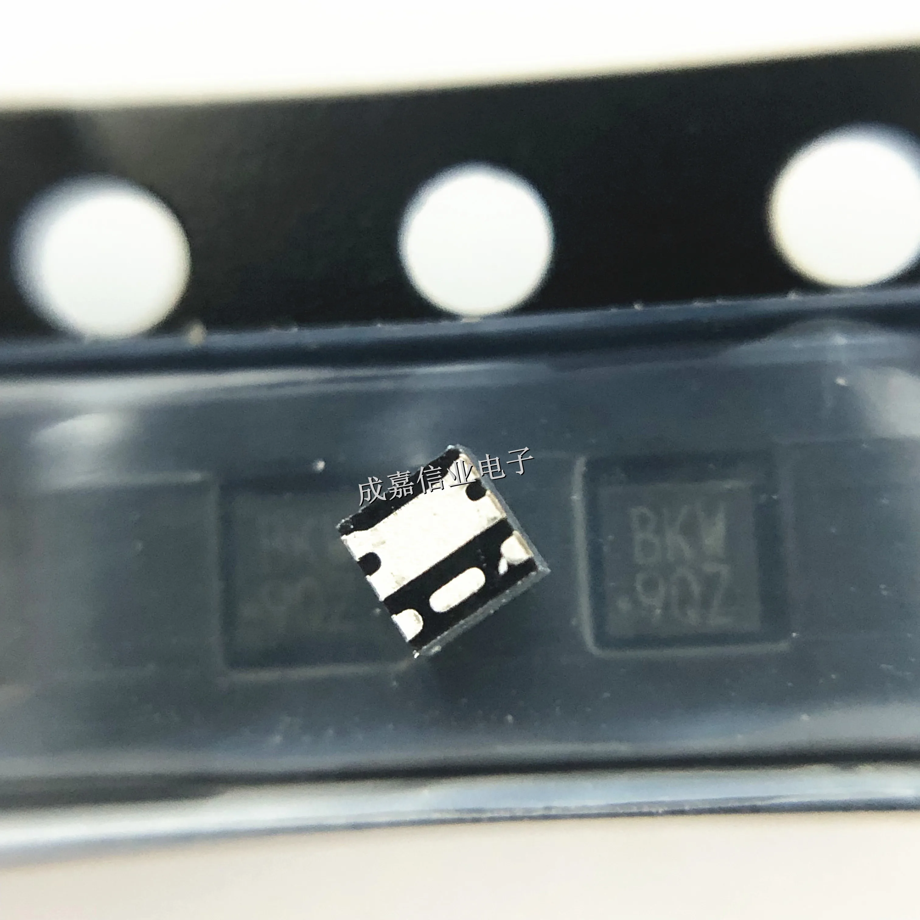 10 個/ロット SIB455EDK-T1-GE3 SC75-6 マーキング;BKW N チャネル MOSFET 9A 12V 22mOhms 動作温度:- 55 C-+ 150 C