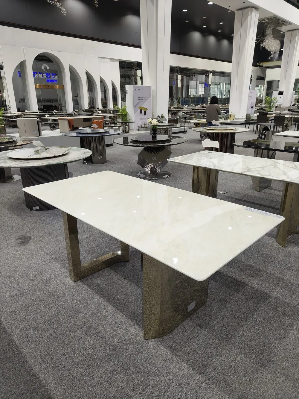 Comptoirs de cuisine en platine de décoration de cuisine moderne de la CE faite sur commande de pierre plate de marbre blanc de Milan