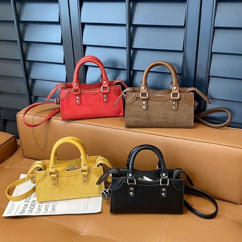 

Роскошная брендовая сумка через плечо для женщин с фирменным принтом логотипа и просторным интерьером для использования в день