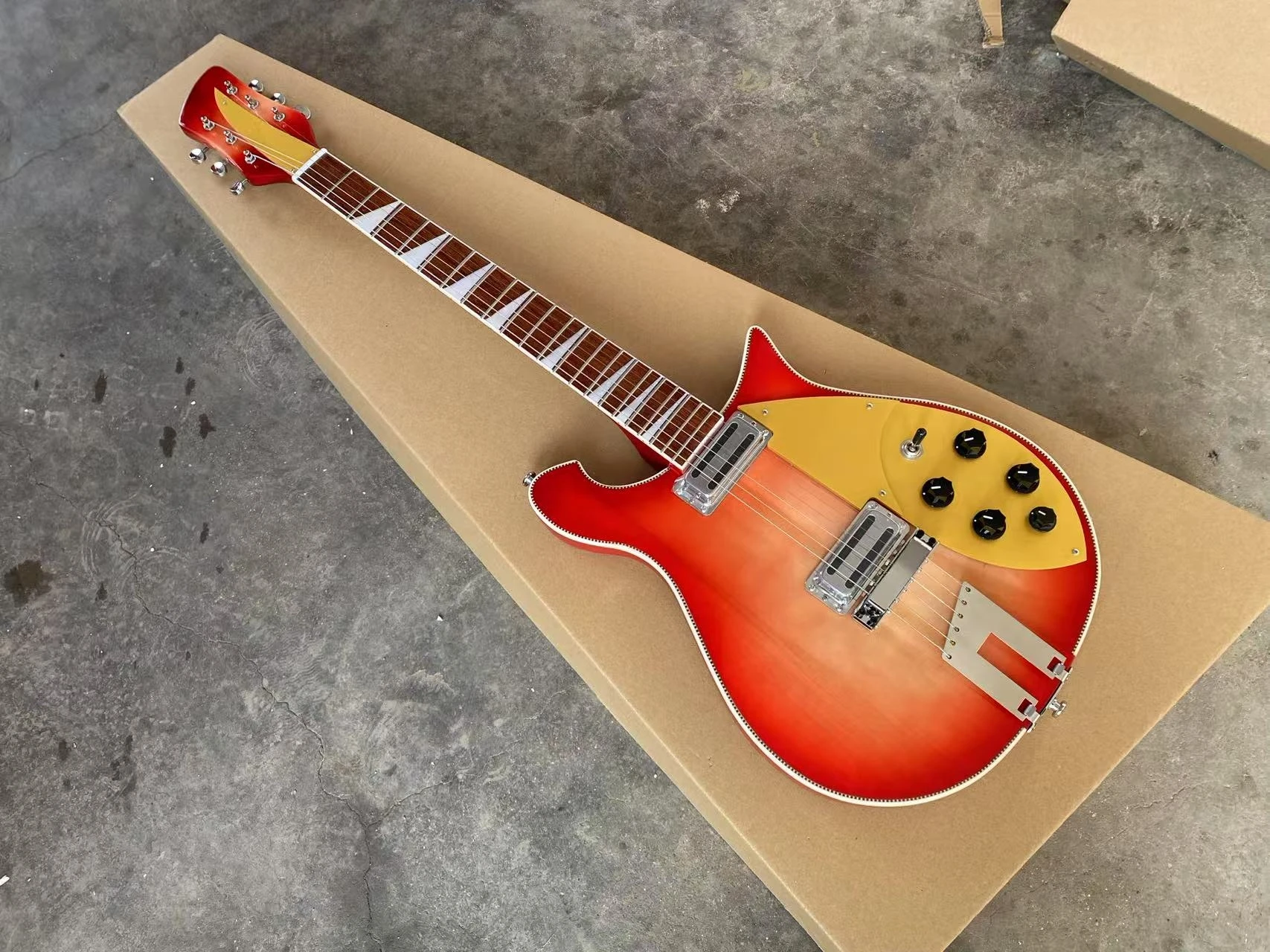 ترابيز الذيل الرقبة من خلال الجسم 660 الغيتار الكهربائي الذهب Pickguard ، الشطرنج ملزمة الكرز انفجار اللون 6 سلسلة الغيتار