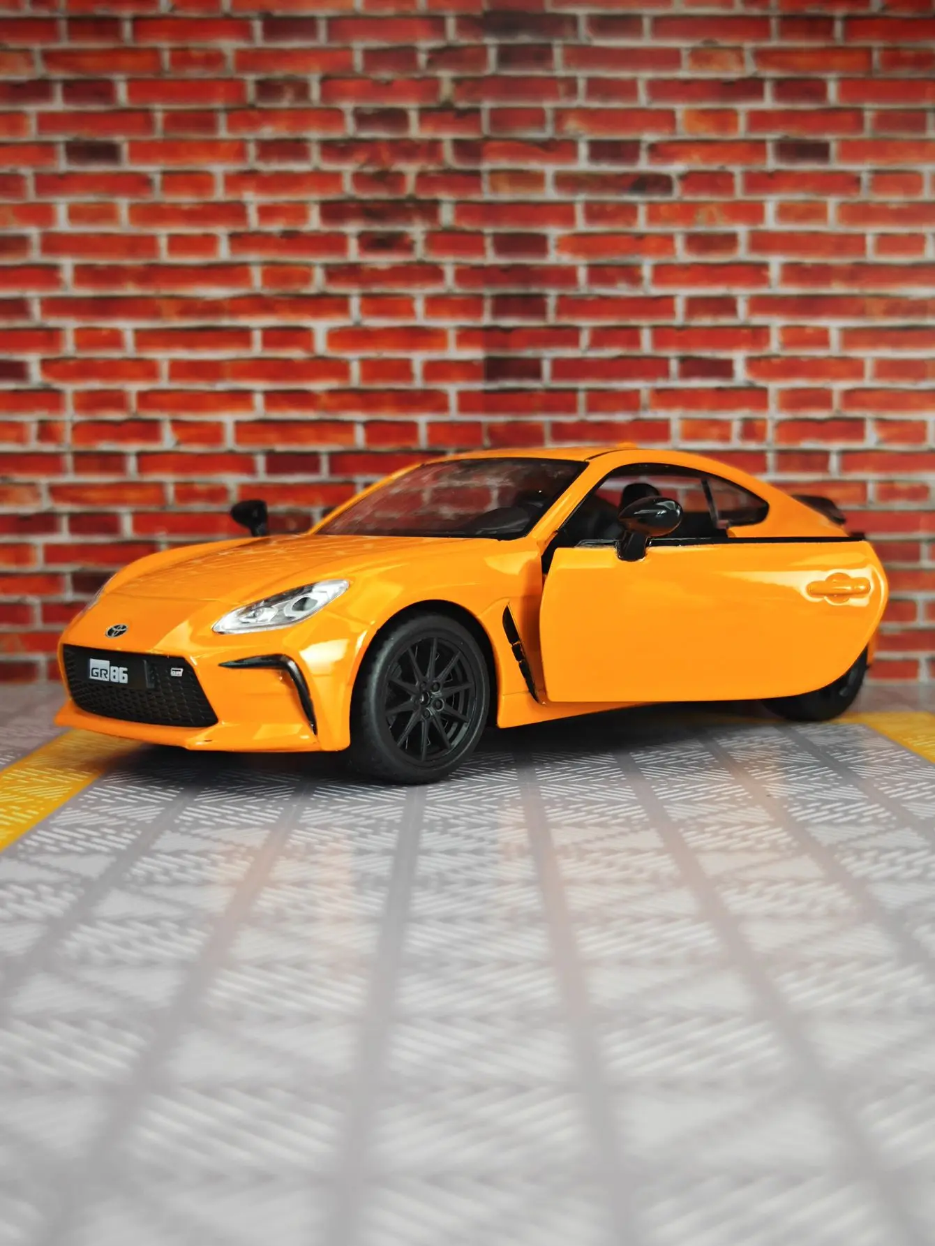 

Модель спортивного автомобиля Toyota GR86 из сплава металлов в масштабе 1:28 со звуковыми и световыми эффектами, открывающимися дверями с обеих сторон, подходит для коллекционирования.