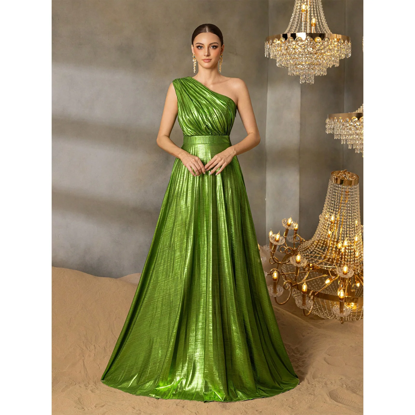 

Элегантное вечернее платье с асимметричным вырезом и металлическим блеском, идеально подходящее для мероприятий на красной дорожке и торжественных банкетов.2026