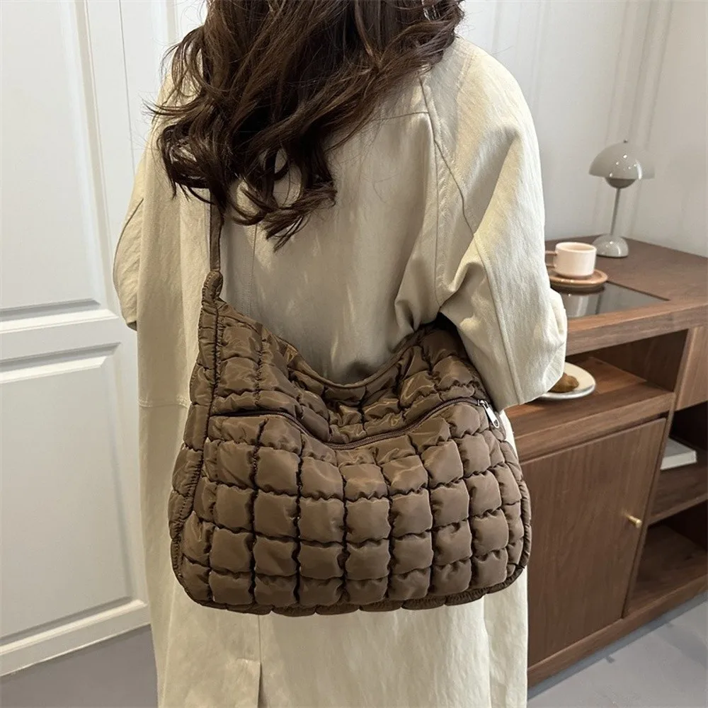 Gesteppte Puffer-Schultertasche mit Verstellbarem Riemen Einfarbige Gepolsterte Crossbody-Tasche aus Nylon mit Großer Kapazität Unterarmtasche für Damen – Detail 7