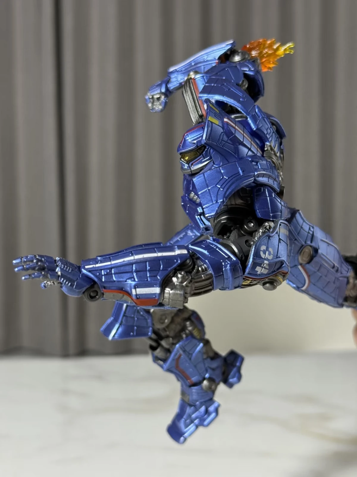 100% juguetes Mecha genuinos personajes clásicos figura de acción Gipsy Danger muñeca coleccionable juguetes de moda regalo de Navidad de escritorio