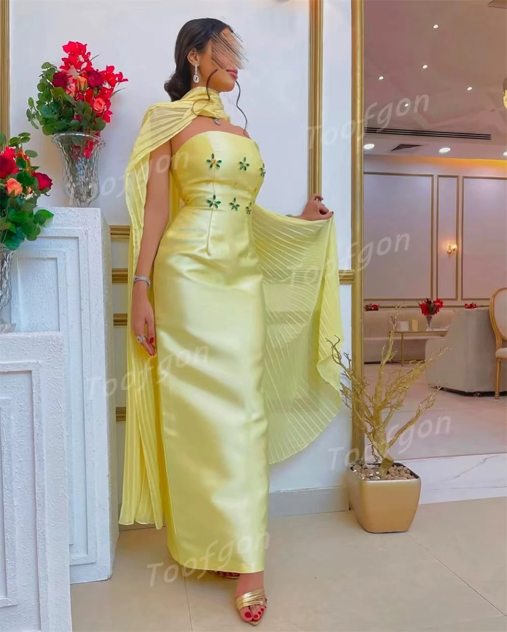 فستان سهرة أصفر بدون أكمام من Toofgon مصنوع من خرز كريستالي من الساتان حورية البحر فساتين لحضور الحفلات الموسيقية مخصصة مع كيب مقاس كبير رداء حفلات