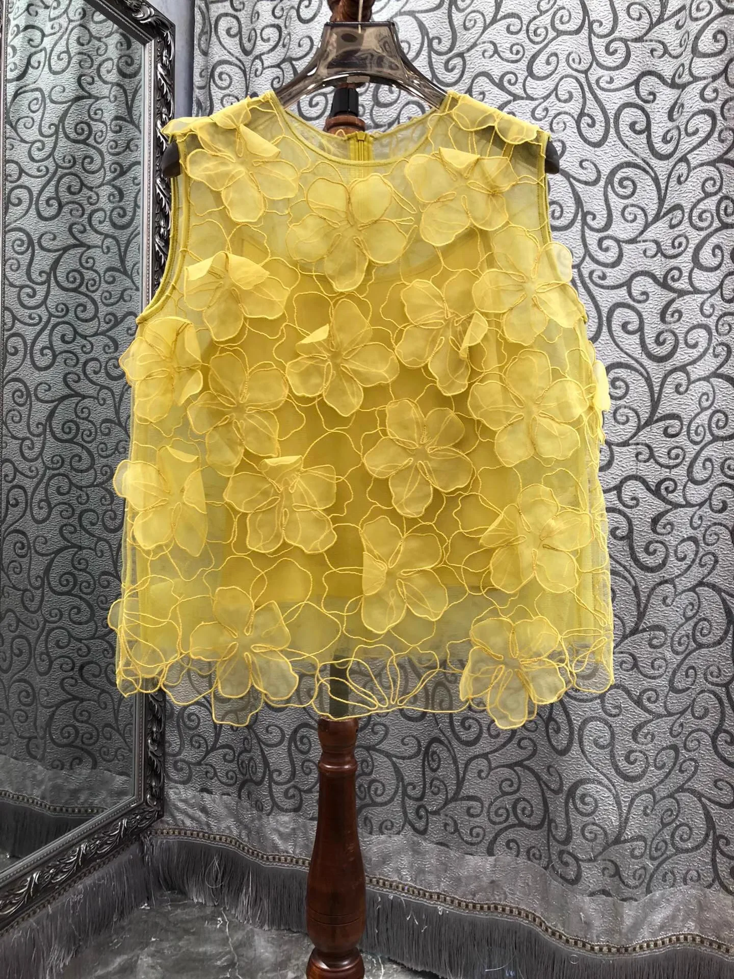 

Top Quality New Silk Blouse 2025 Summer Women Allover Exquisite Embroidery Sleeveless Sexxy White Yellow Pink Crop Tops Blouse