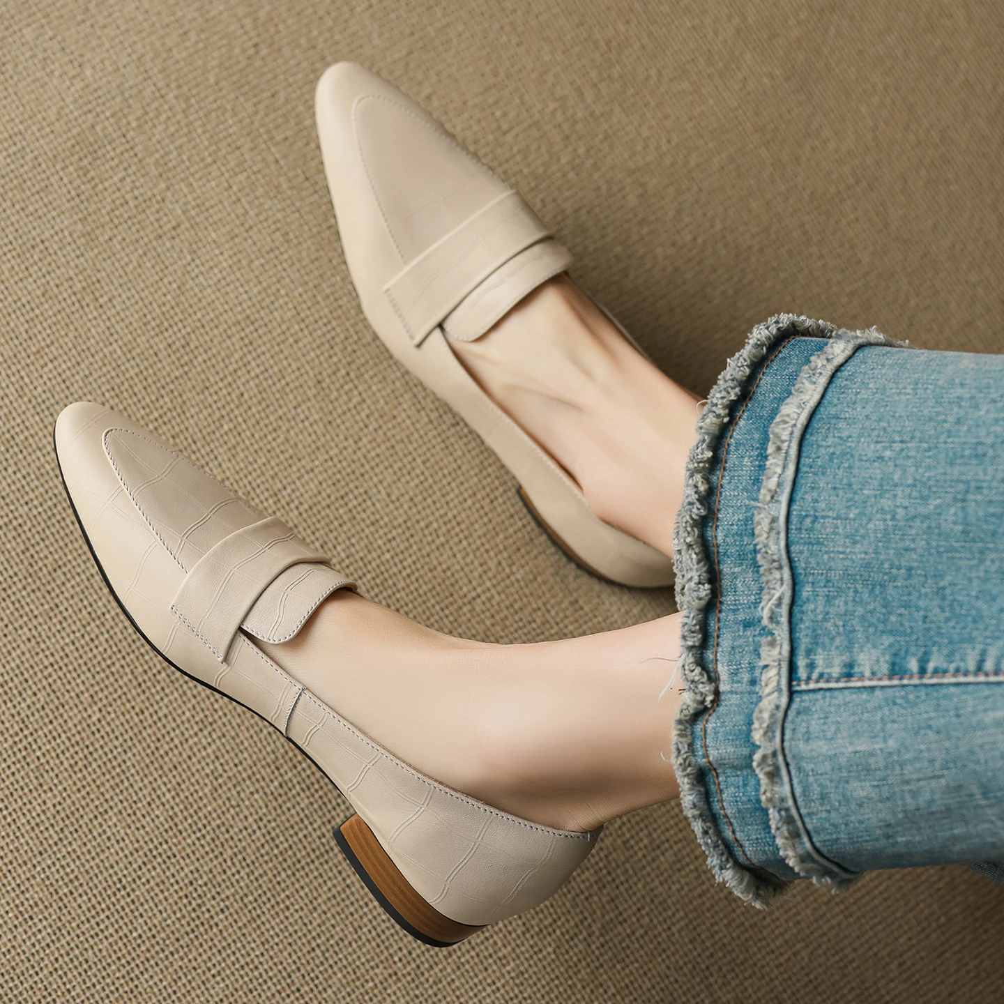 

Плюс размер из коровьей кожи с острым носком, плиссированные туфли на низком каблуке, весенне-осенняя обувь, лоферы для свиданий, женские туфли-лодочки без шнуровки в стиле ретро для подиума