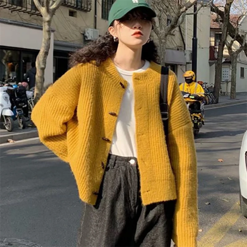 

2023 Autumn and winter Korean version lazy knit sweater female loose coat female casual foreign style horn buckle thick coat