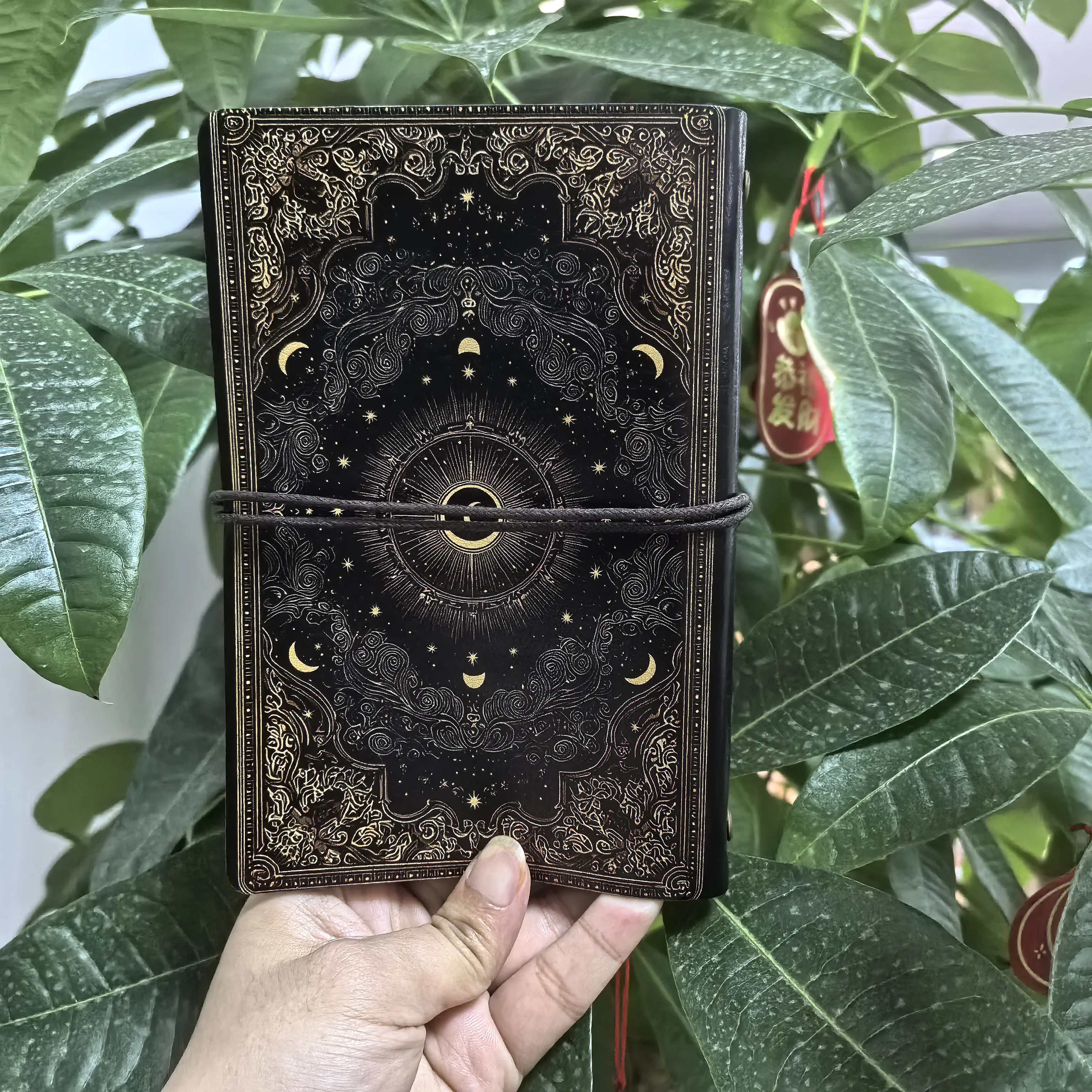 Gotisches Himmlisches Sonne-Mond-Tagebuch Hexerei-Grimoire-Druck PU-Leder Elastisches Band Nachfüllbares Reisetagebuch mit Verschluss – Detail 4