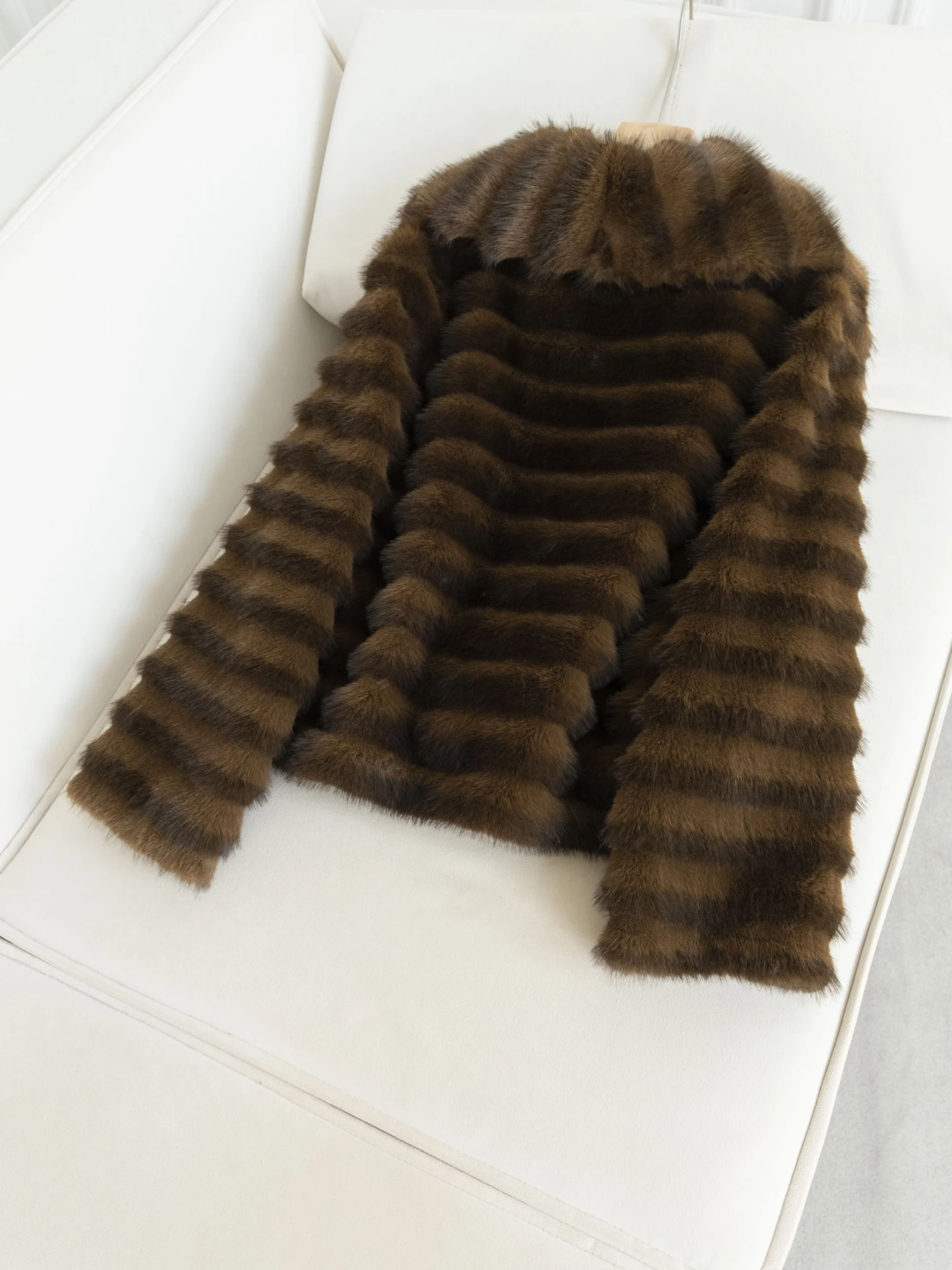 معطف فرو صناعي دافئ للخريف والشتاء 2025 بياقة أفقية كحلية اللون، ملابس خارجية عصرية صديقة للبيئة