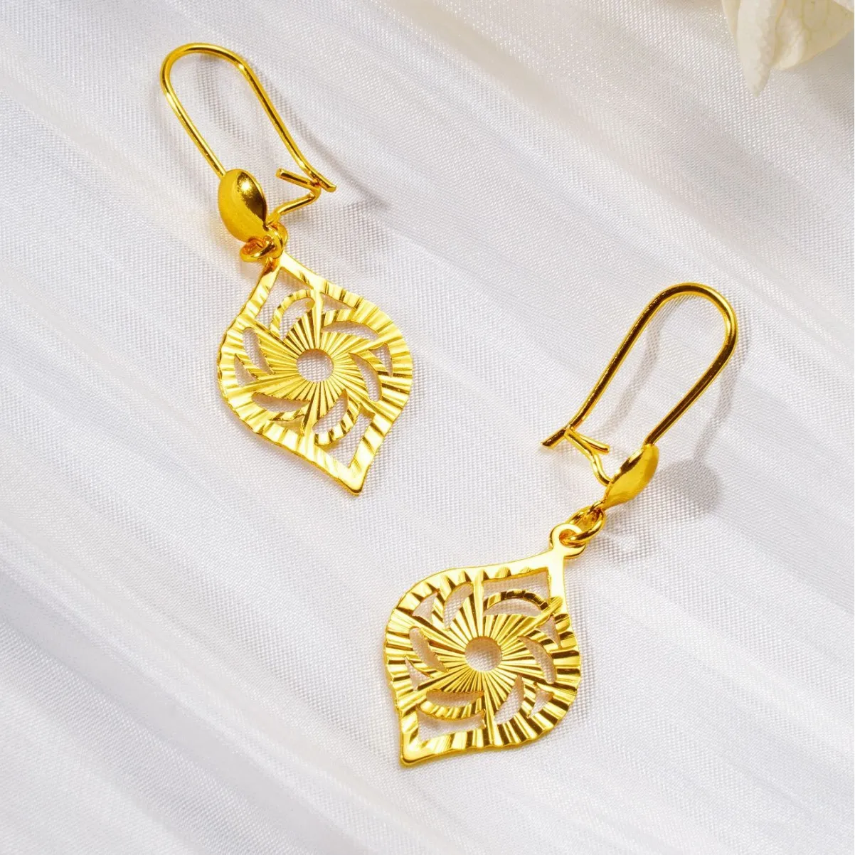 Cross-border fashion hollow sun women's earrings copper gold-plated car flower glossy jewelry