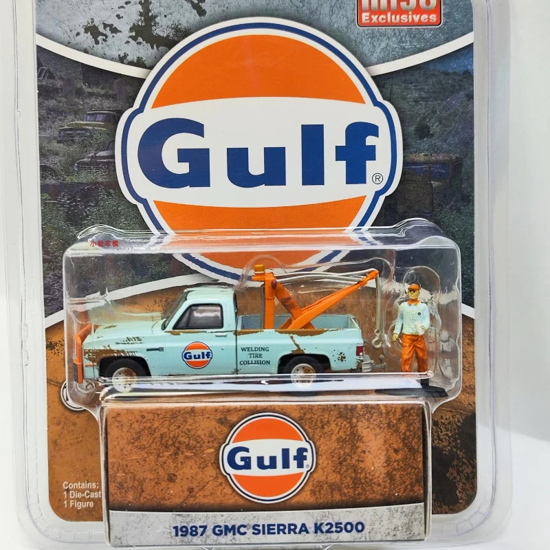 

GREENLIGHT 1:64 1987 GMC SIERRA K2500 Gulf with doll collection of die-cast metal car models