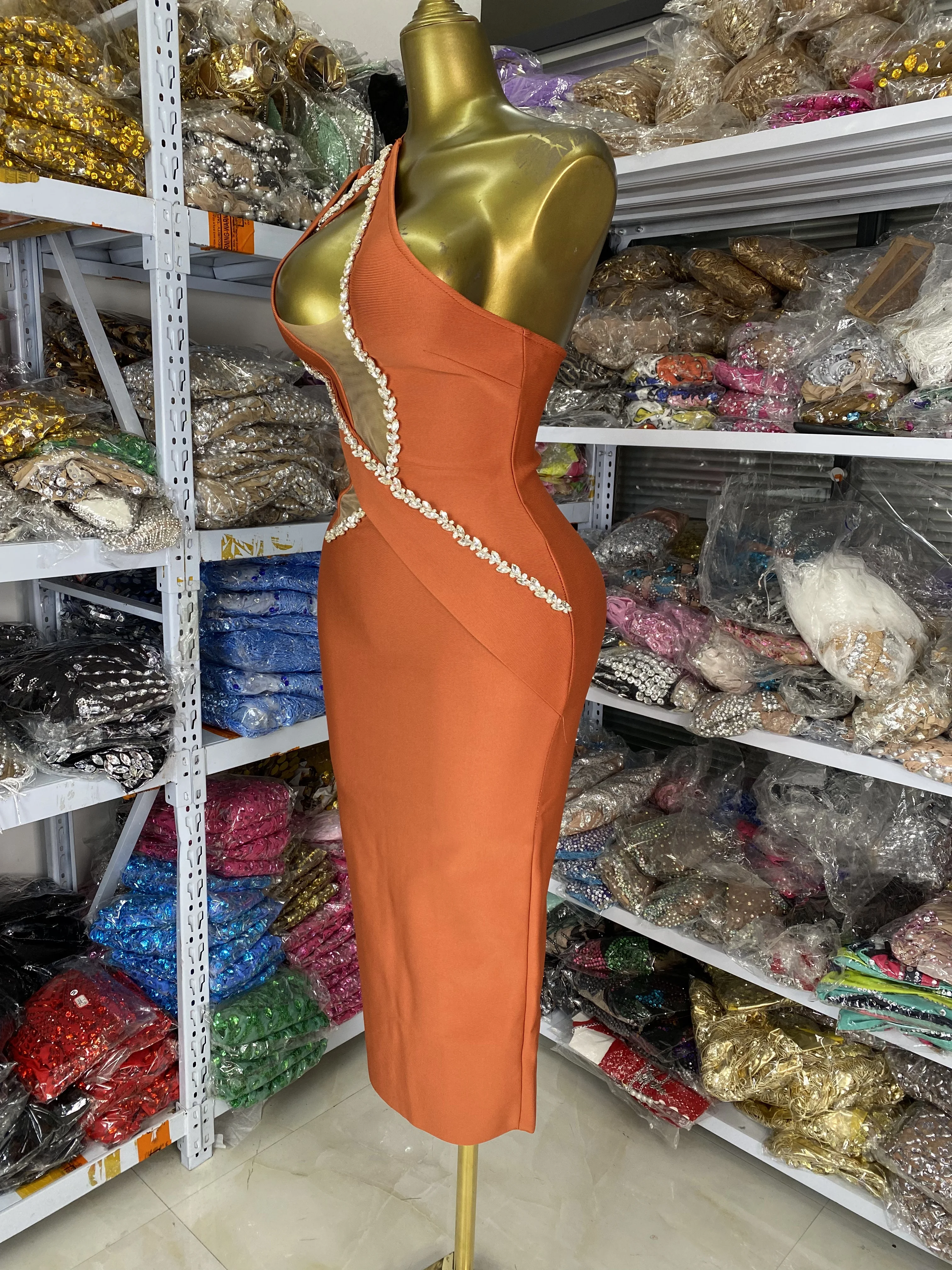 Hurtownia Fabryczna Damska Sukienka Bandage Długa z Tiulu z Asymetrycznym Wycięciem, Ozdobiona Cyrkoniami, w Kolorze Ciemnobrązowym, Idealna na Wieczorne Wyjścia, Imprezy Klubowe i dla Celebrytek