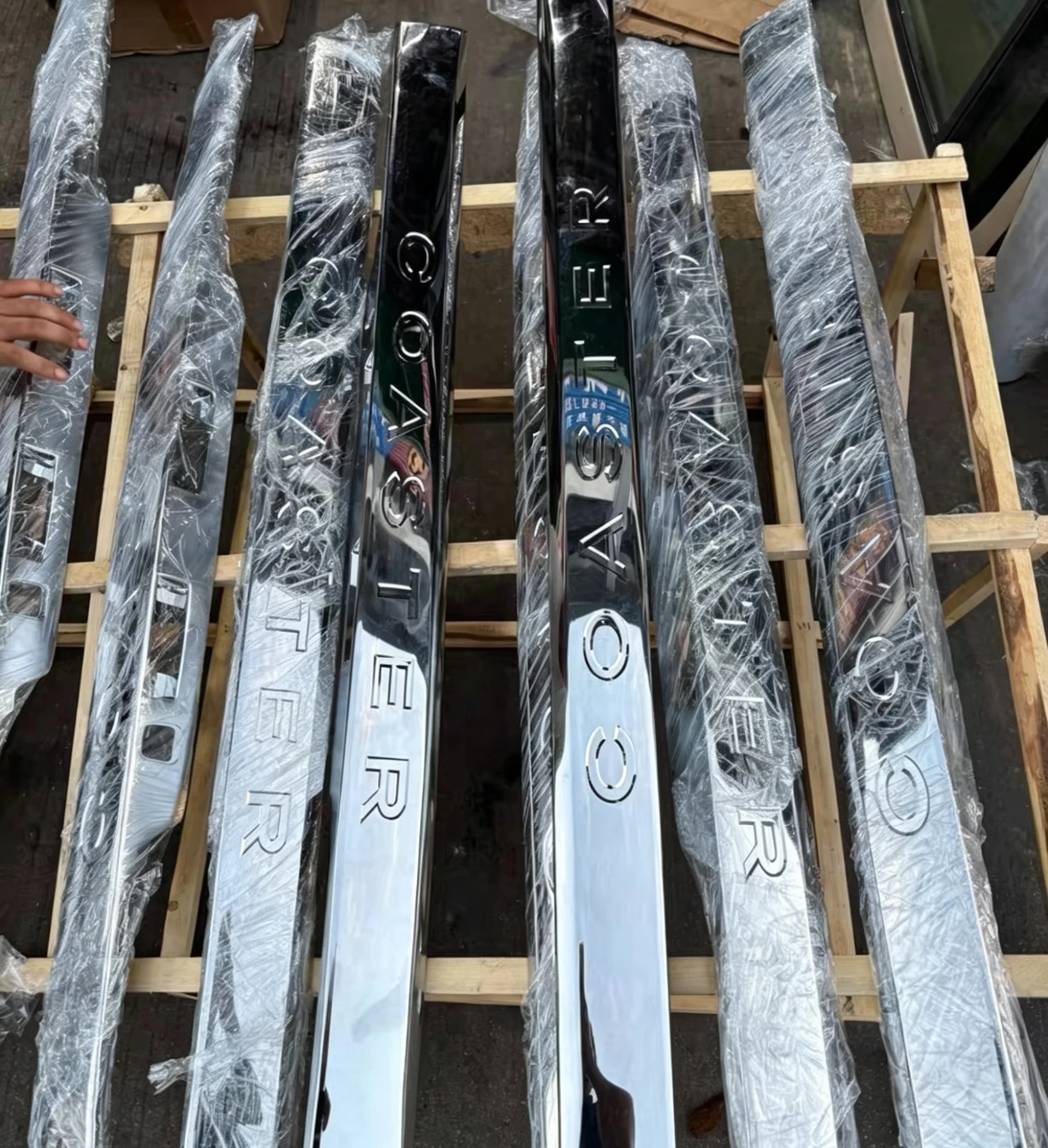 

Для OEM 76801-0S010 76801-0S020: Хромированная накладка на заднюю дверь для Toyota Coaster, 100% оригинальные японские импортные запчасти