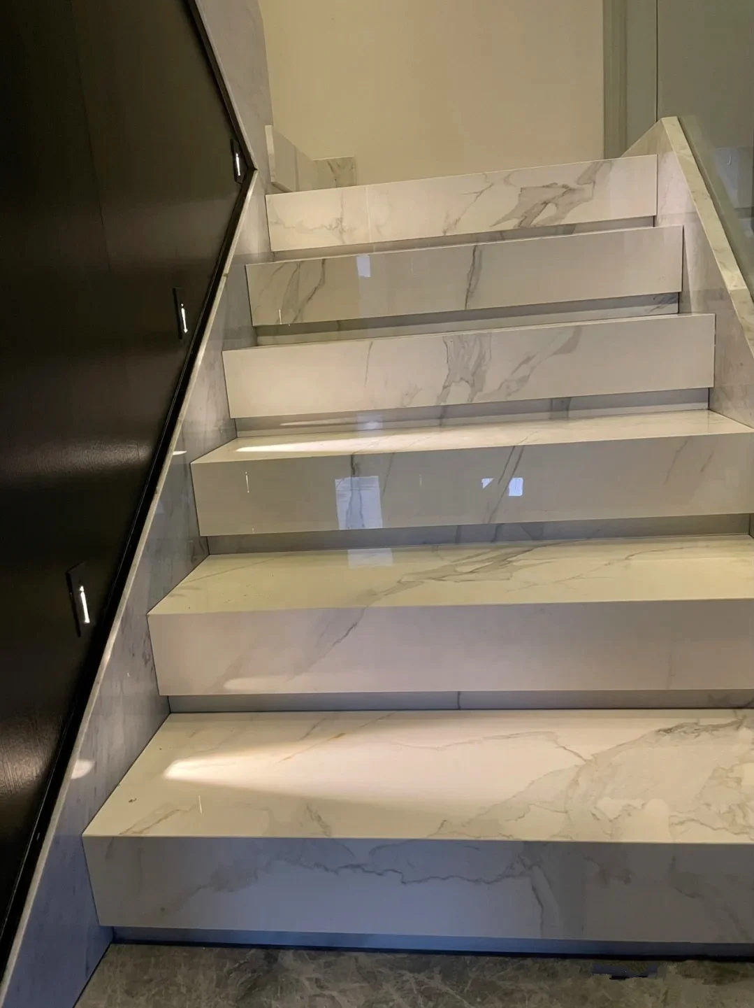 Personalizzazione Lastra di pietra sinterizzata Scale in marmo Villa di lusso moderna Gradini per pavimenti duplex Personalizzati antiscivolo
