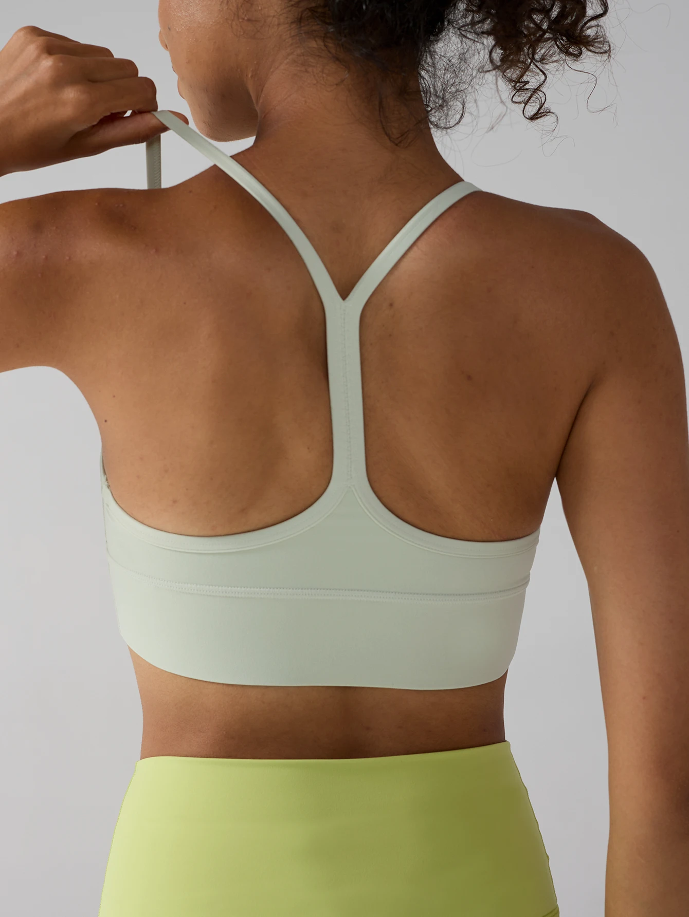 

Однотонный мягкий высокопрочный женский спортивный бюстгальтер для фитнеса, облегающий топ для комплексных тренировок, занятий в спортзале, йогой, с подкладкой для груди.