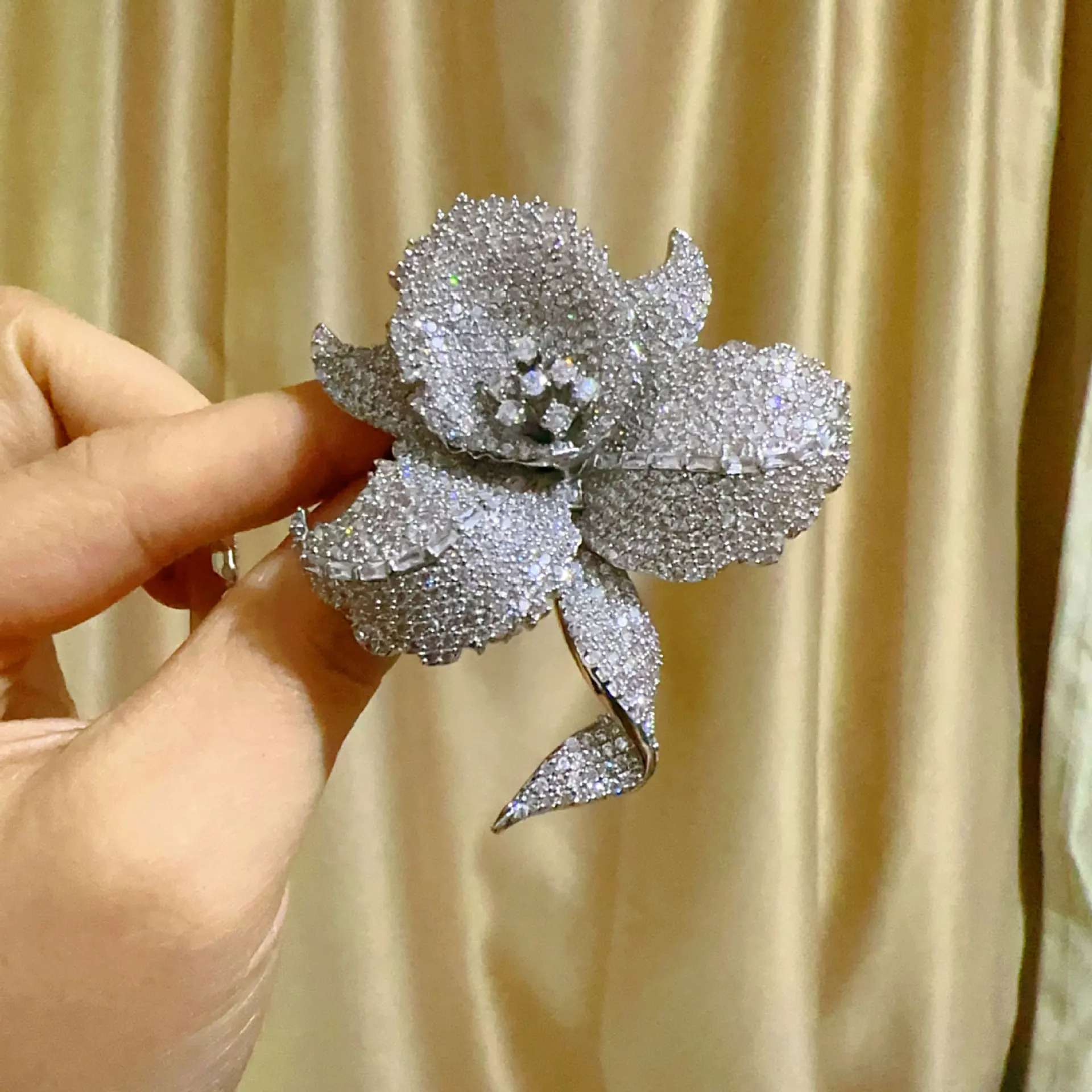 

New Iris Flower Brooch High-end Design Exquisite Micro-inlaid Zircon Corsage Light Luxury Female Corsage Clothing Pins Gift