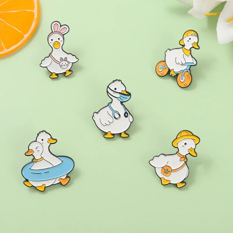 Broches Pines Enamel Pins Cute Cartoon Duck Brooch for Woman Metal Pin Badge Shirt Brooches for Men Woman Jewelry Accesorios