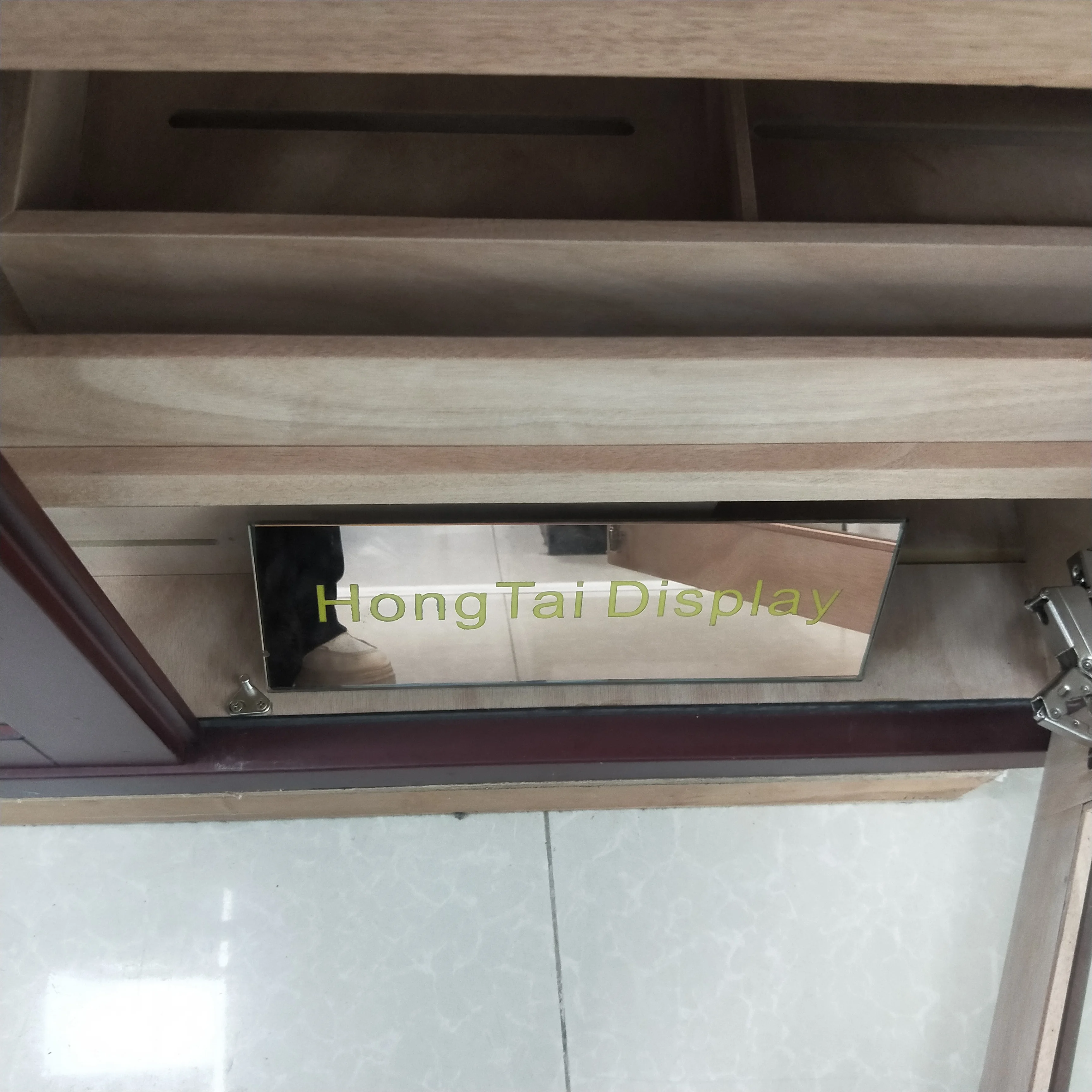 Custom.Solid Wooden High Showcase With Pull Out Drawer Eco-Friendly Durable Display Racks for Smoke Store Display Retail Store D