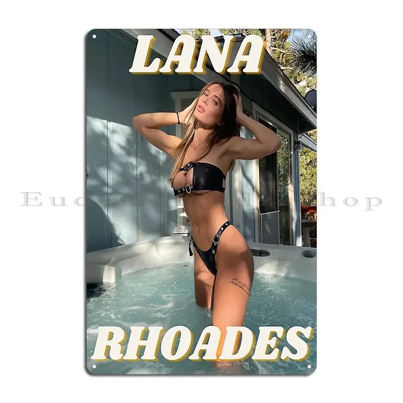 ملصق لوحة معدنية من Lana Rhoades مصمم على شكل كهف جراج بار مضحك من القصدير