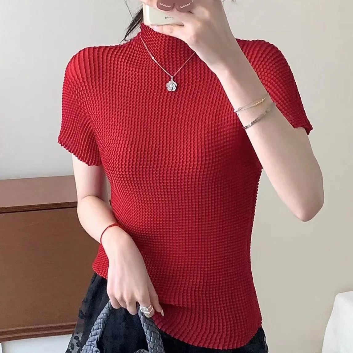 Nuevo Top plisado para mujer, camiseta de manga corta con cuello redondo ajustada elástica y elegante con temperamento para primavera y verano