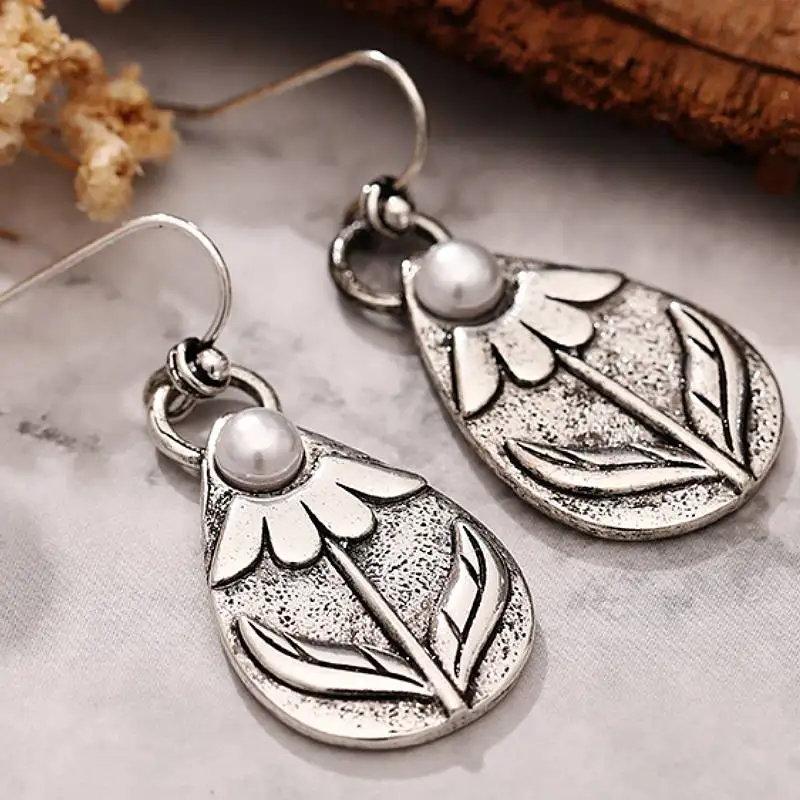 Huitan Zarte, blumenförmige Damen-Tropfenohrringe, Imitationsperle, Vintage-Party, Antik-Silber-Farbe, ausgefallene Accessoires, Metallschmuck