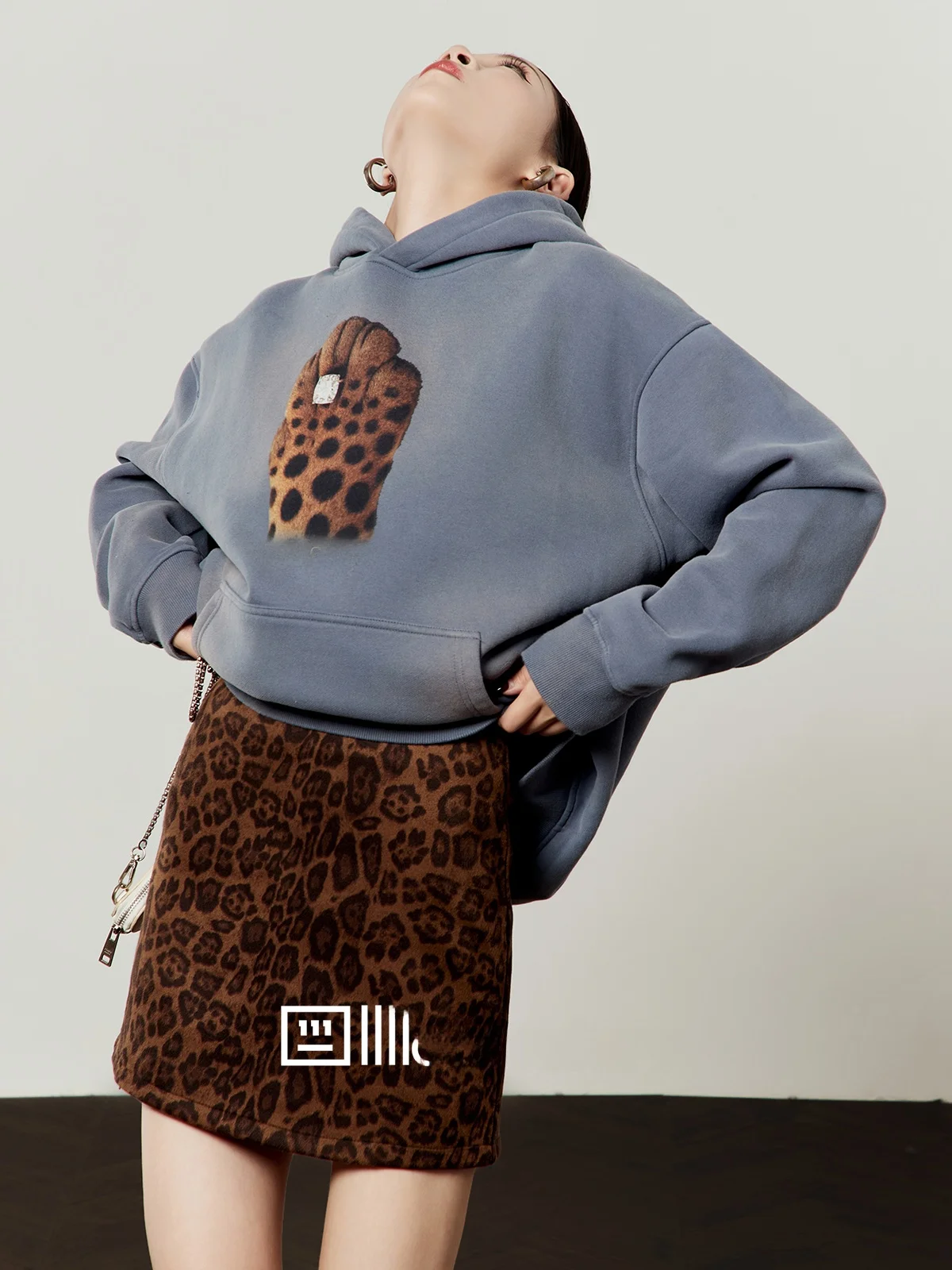 

Синяя женская толстовка свободного кроя, повседневная, весна 2026, новинка, универсальный топ с ромбовидным и леопардовым принтом, с длинными рукавами