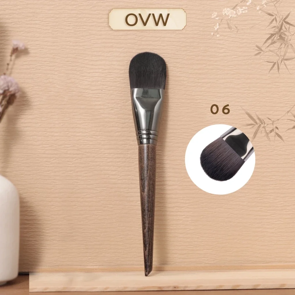 Pędzel z syntetycznym włosiem OVW do kremowych i płynnych podkładek, uwielbiany przez makijażystów