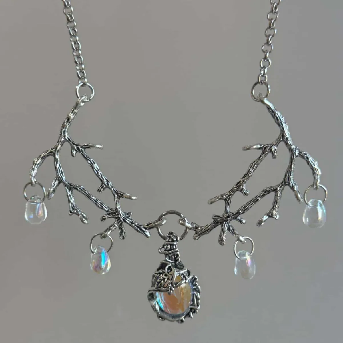 Gotische Silberfarbene Baumzweig-Halskette mit tropfenförmigem, schillerndem Mondstein-Anhänger für Damen – Halloween Magie Hexen-Schmuck