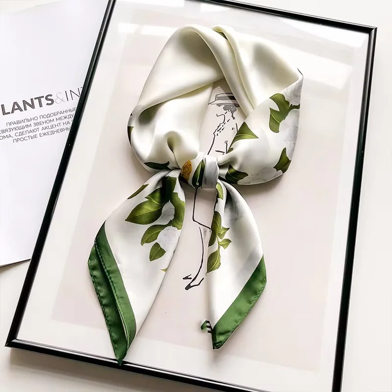 Шелковый квадратный шарф с цветком