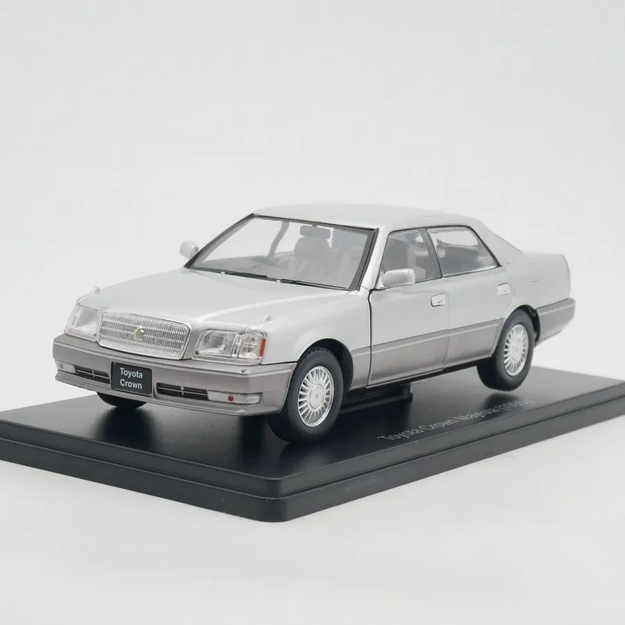 modele-de-voiture-en-alliage-toyota-crown-majesta-1995-echelle-1-24-diecast-ixo