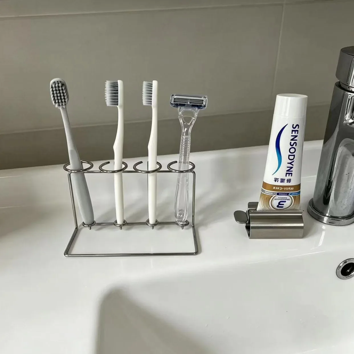 Japanese Ins Minimalist Stainless Steel Toothbrush Holder Bathroom Razor Storage Rack Creative Toothbrush Stand