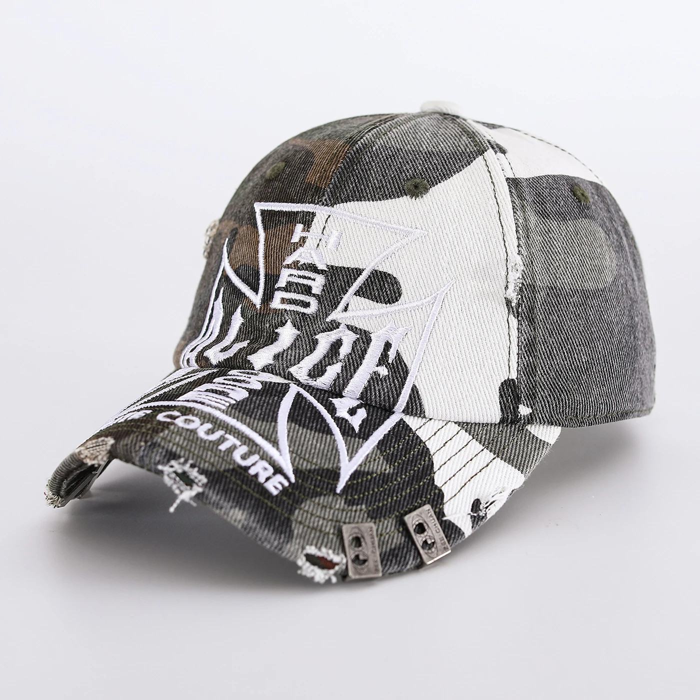 American-style patchwork camouflage heavy-duty baseball cap with frayed edges and a unique hip-hop punk style brim
