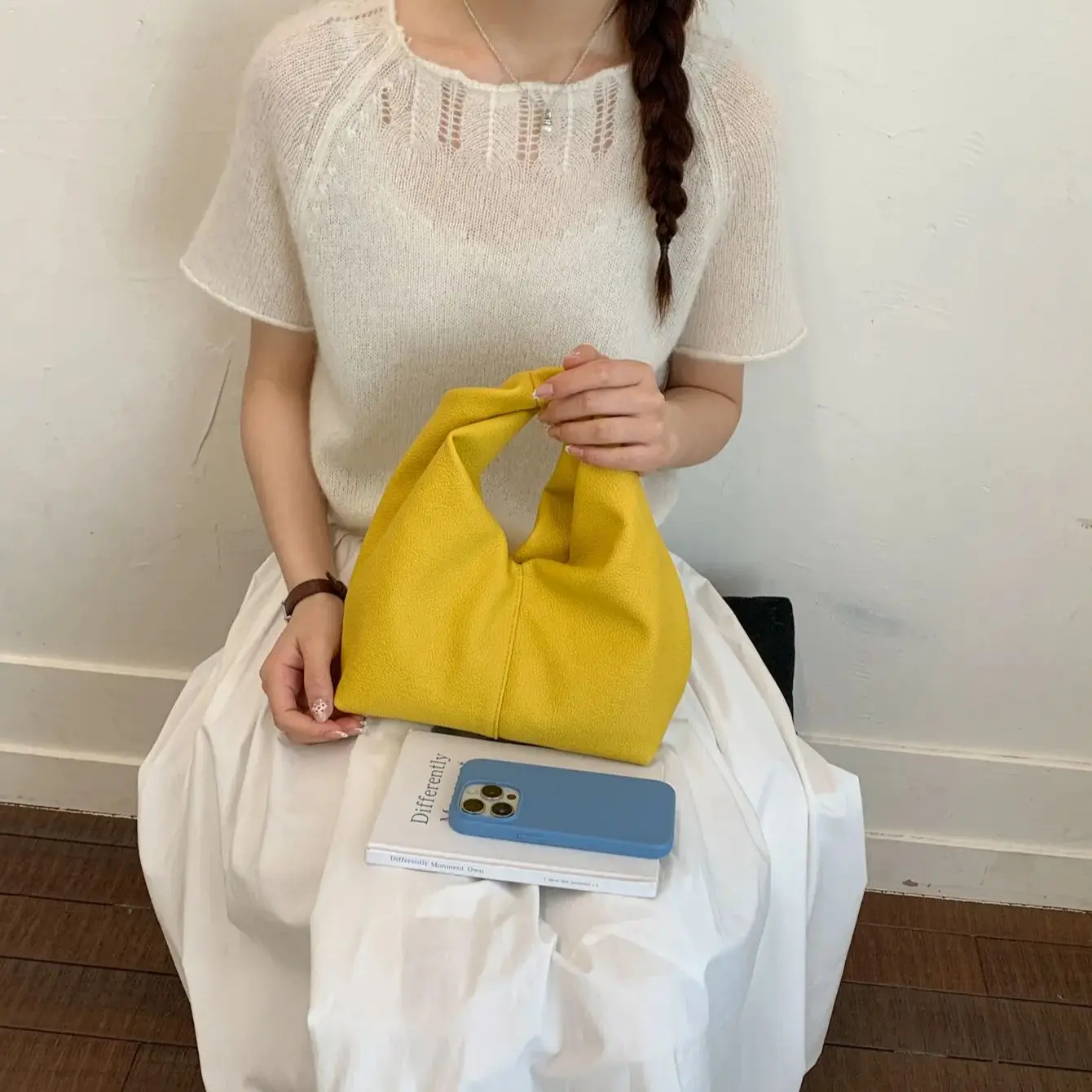 

Ярко-желтая сумка-хобо с узелковым декором для женщин, мягкая тканевая сумка на запястье, минималистичная повседневная сумка для ежедневного использования, текстурированная кожаная мини-сумка