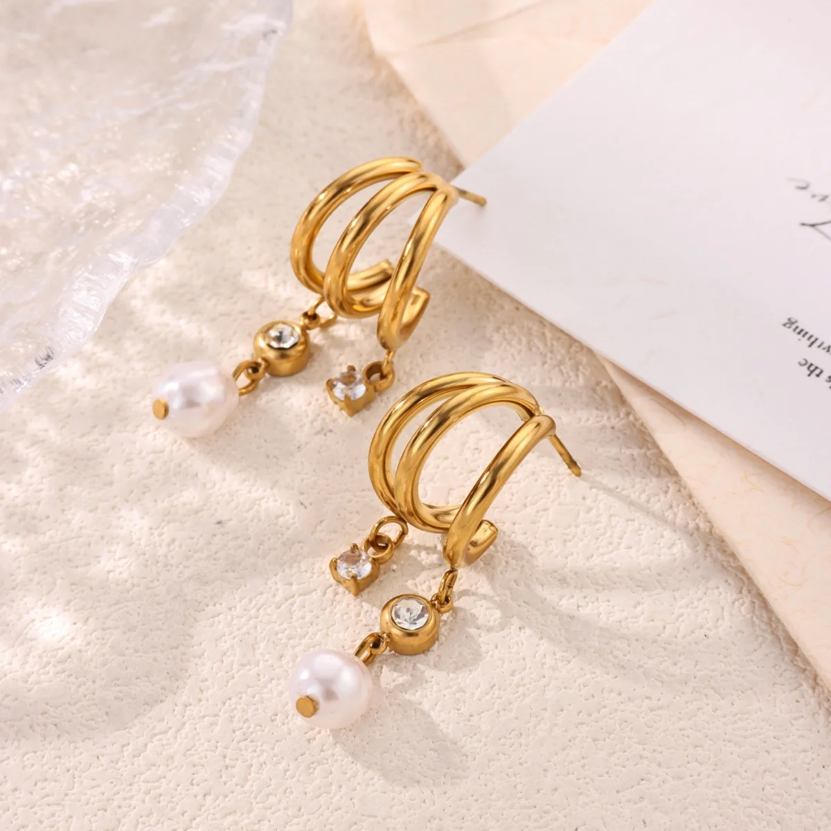 Vintage-Dreifach-Kreis-Ohrringe für Damen, aus Edelstahl, goldfarben, mit Imitationsperle und Zirkonia-Anhänger. – Detail 1