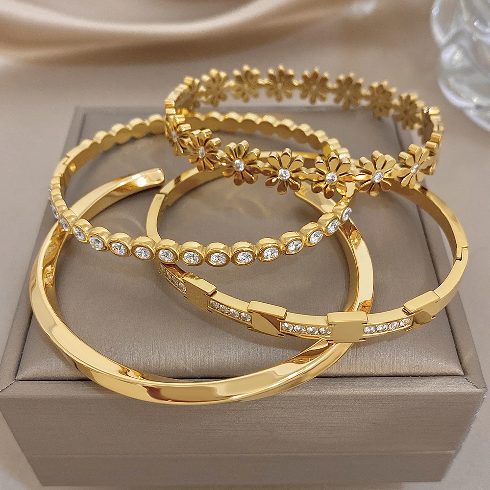 Feine Zirkon-Blumen Geometrischer Manschettenarmreif für Frauen Glänzend Vergoldetes Edelstahl-Armband Wasserfester Schmuck