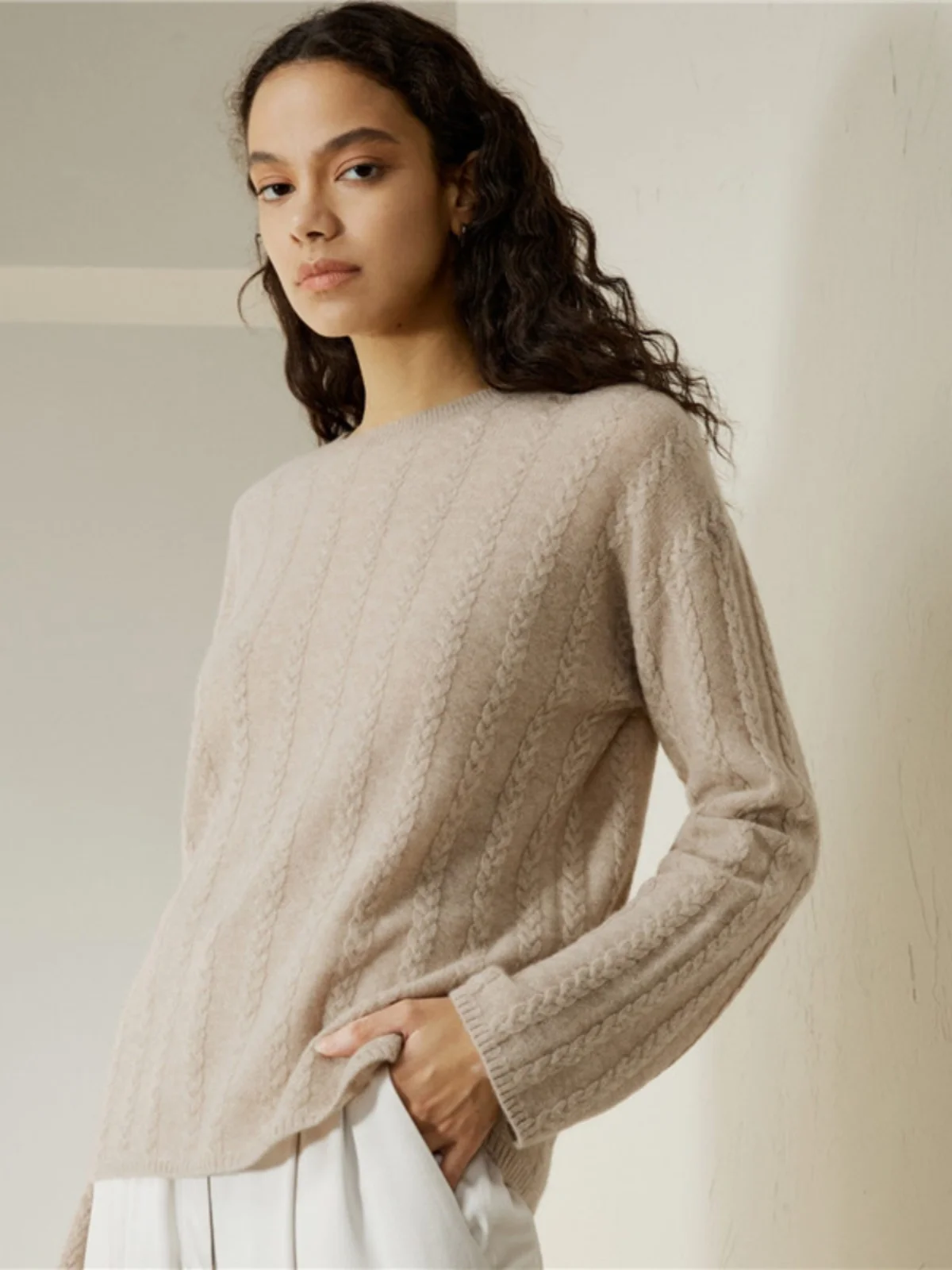

New cashmere sweater in autumn and winter with round neck, soft waxy sweater and loose twisted wool sweater