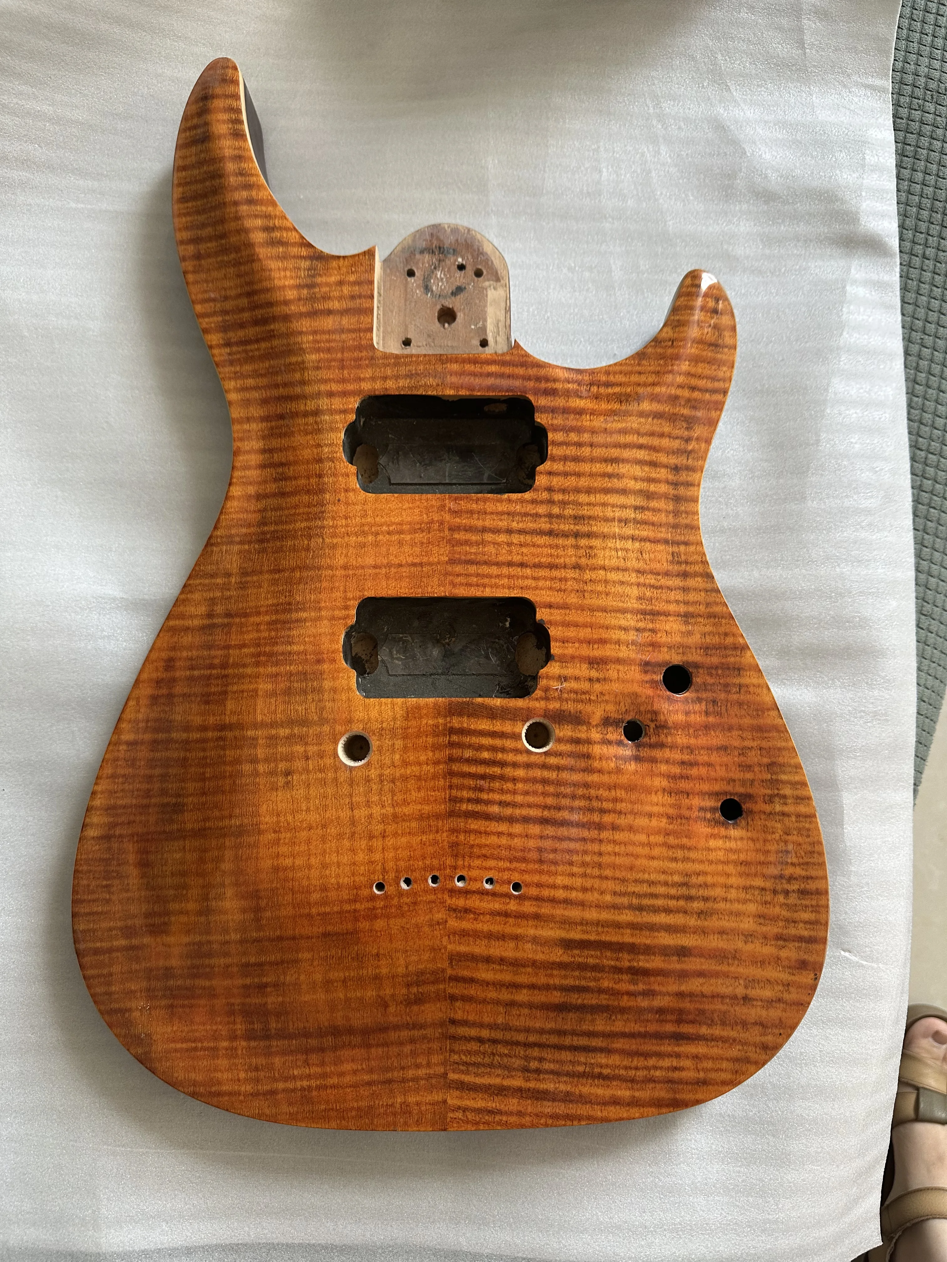 stock-defective-electric-guitar-bodygloss-finishedflame-maple-veneerhh-pickupsspecial-shapediy-parts-with-edgingright-hand