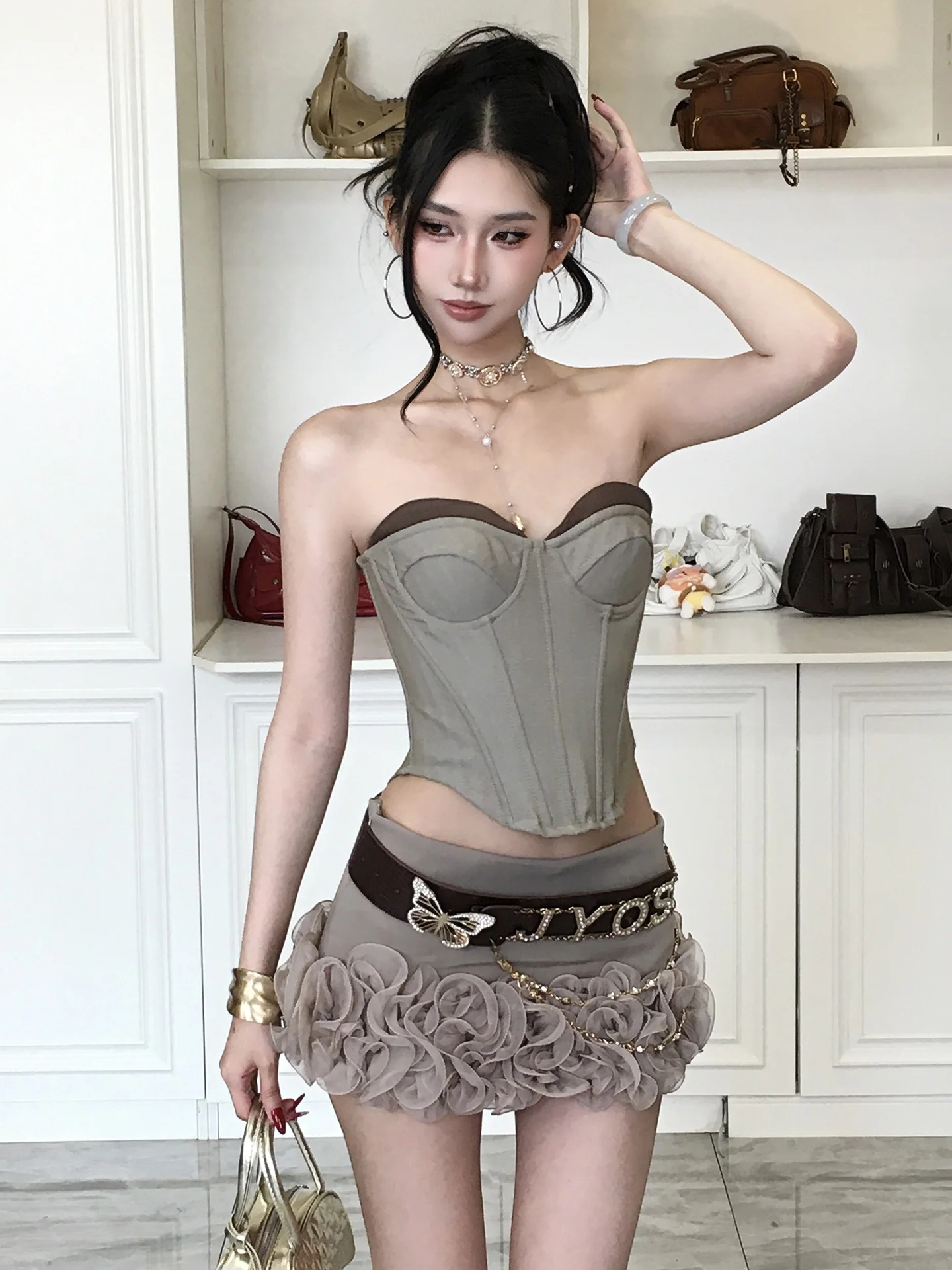 

Модный осенний комплект PRO813: укороченный топ-жилет с цветными блоками и юбка-полусолнце для женщин