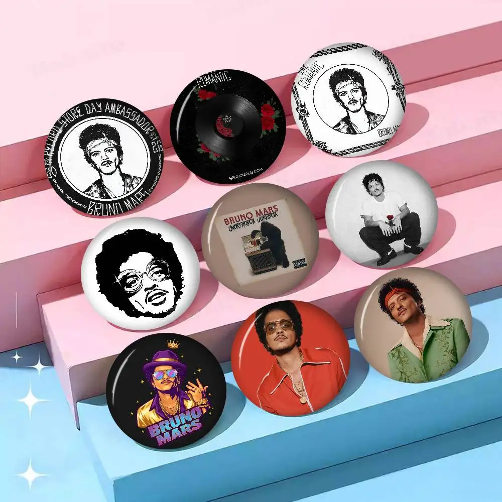 Sänger Bruno Mars The Romantic Anime Broschen Niedliche Cartoon-Anstecknadel für Jacke und Jeans Geschenk-Accessoire