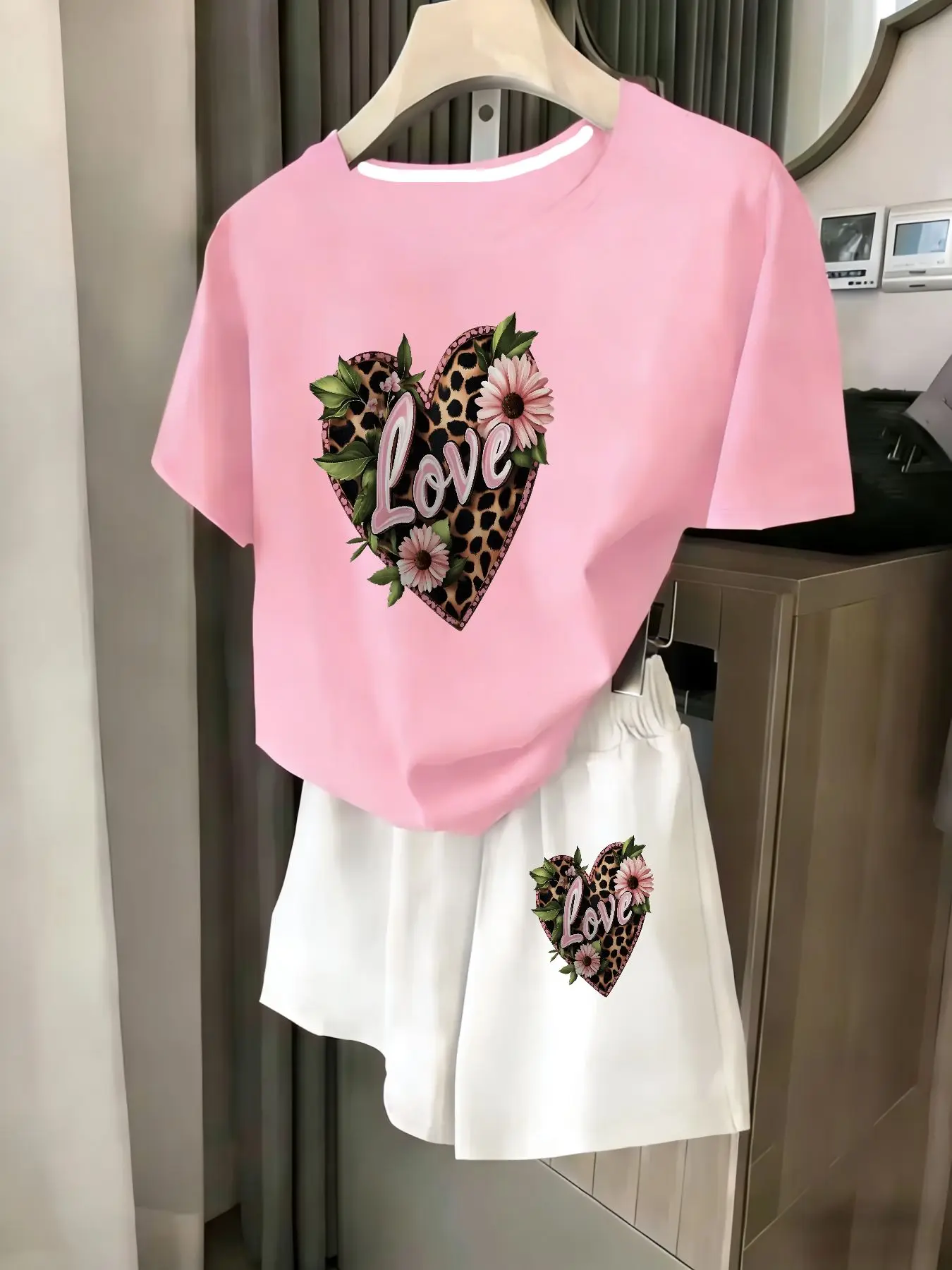 

Ladies 2-Piece Set Summer Beach Vacation Casual round Neck Short Sleeve Random Print T-Shirt Elastic Waist Shorts Suit Comfortab