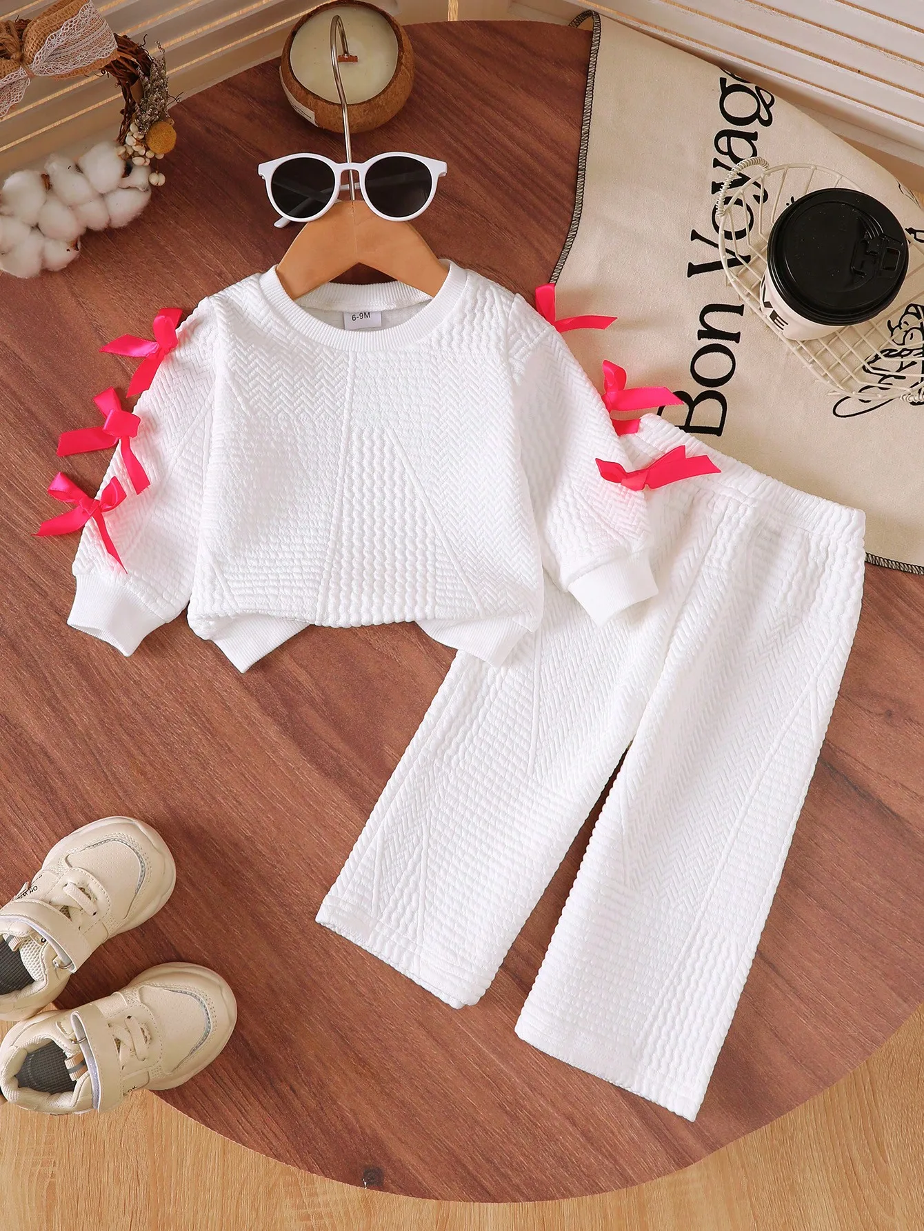 Autumn and winter fashion trendy casual outfit for baby girls and toddlers, featuring a knitted long-sleeve top with bow decoration and loose-fitting long pants. Suitable for daily casual wear, outings, play, gatherings, parties, Christmas parties, and New Year's parties in spring, autumn, and winter
