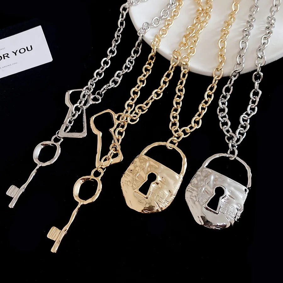 4 Styles Gold Silver Color Textured Lock Pendant Necklace for Women Fashion Show Hollow Out Key Dress Chain Trendy Jewelry N