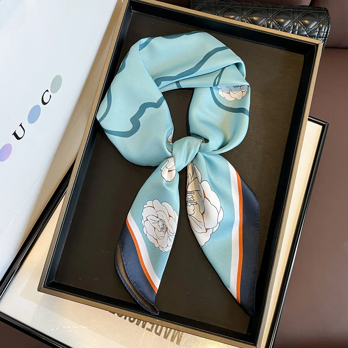 模造シルク両面スカーフ高級フラワープリントスクエアスカーフ女性のネッカチーフバンダナスカーフヘアバンドネクタイラップ