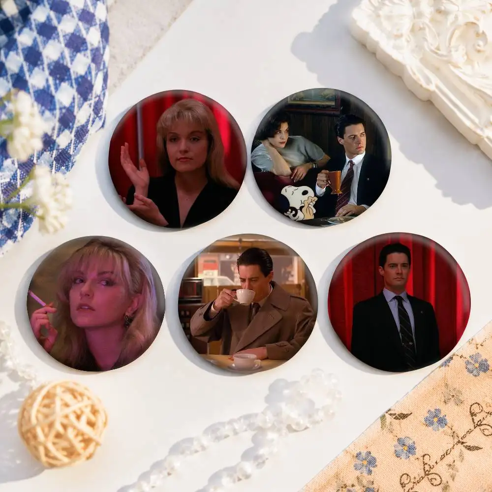 A-Twin Peaks Round Snap-in Brooches Rock Band Lapel Pins Badges Fan Collection Accessories Jewelry Handmade Gifts