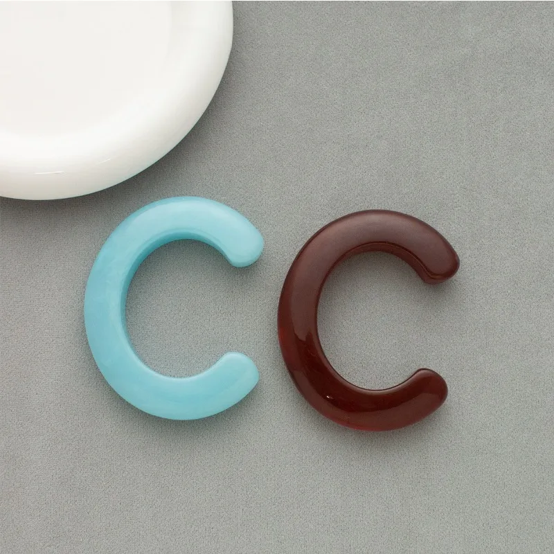 

Autumn Winter New Glacier Blue Semi Transparent Bracelet Temperament C-shaped Semi Circle Resin Dyed Dark Red Bangle for Women